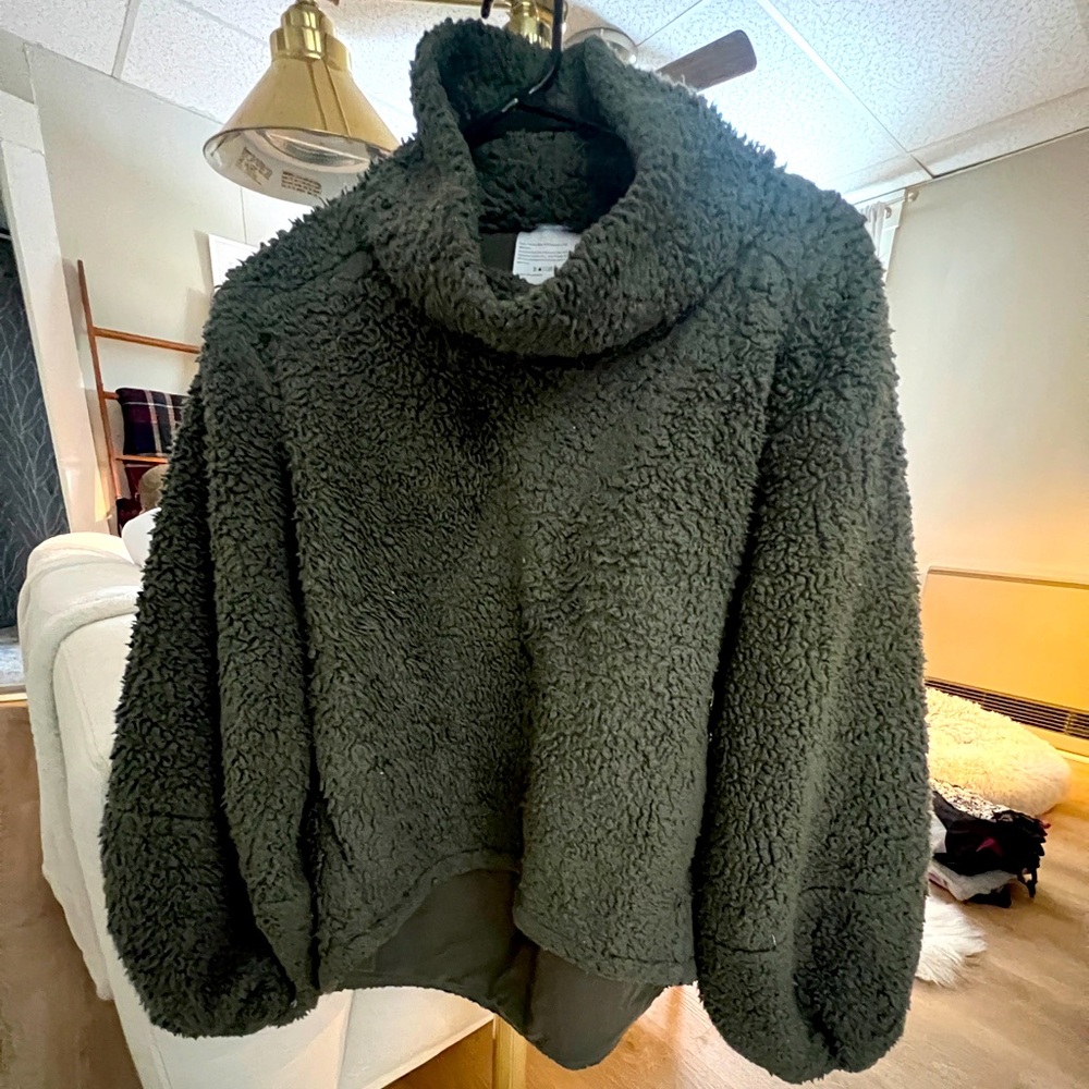 Lululemon Sherpa pullover- size xs/s - in great used condition